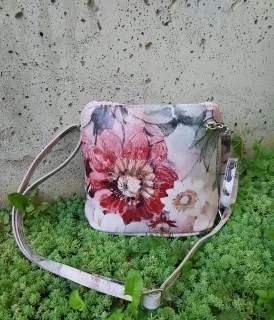 Kožená kabelka přes rameno 10-53 vzor květy